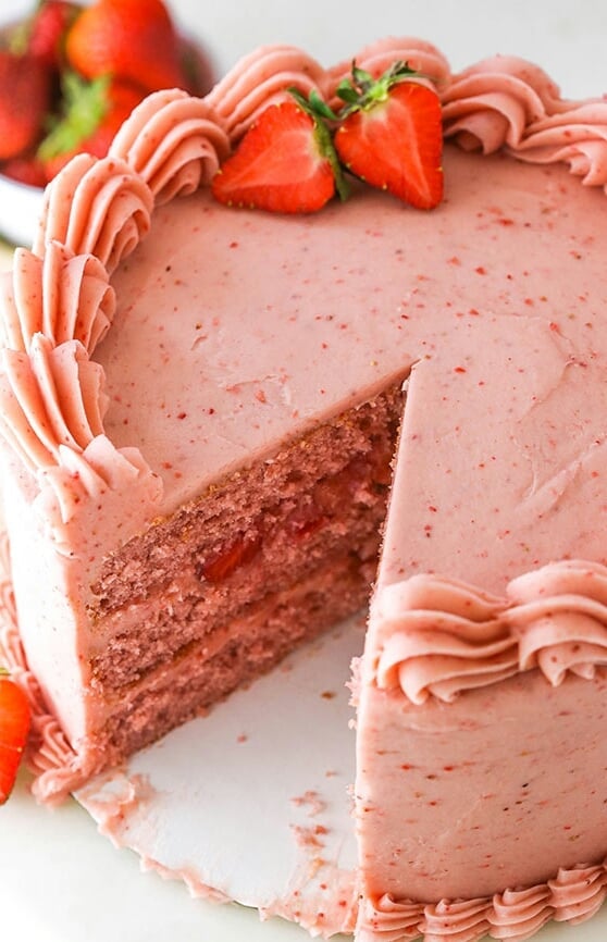 The Best Strawberry Cake Recipe – Yumyumy
